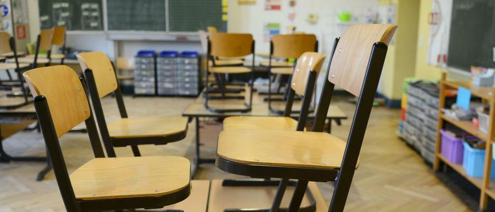 Einige Kritikpunkte: zu wenig ausgebildete Grundschullehrer, zu wenig Platz an den Schulen.