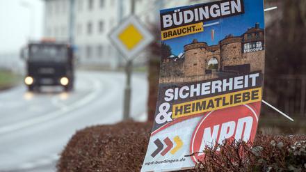 "Büdingen braucht Sicherheit und Heimatliebe" steht in Büdingen in der Wetterau (Hessen) auf einem Wahlplakat der NPD zur Kommunalwahl. Die rechtsextreme NPD kam hier bei den Kommunalwahlen auf 14 Prozent der Stimmen.