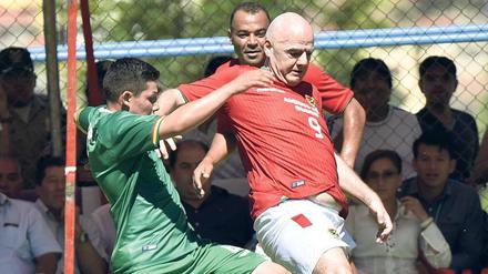 In Bedrängnis. Fifa-Präsident Gianni Infantino (r.) kickte Ende März bei einem Bolivien-Besuch noch freundschaftlich mit. Nun sind in den „Panama Papers“ Enthüllungen aufgetaucht, dass er zu Uefa-Zeiten fragwürdige Fernsehdeals unterzeichnet haben soll.