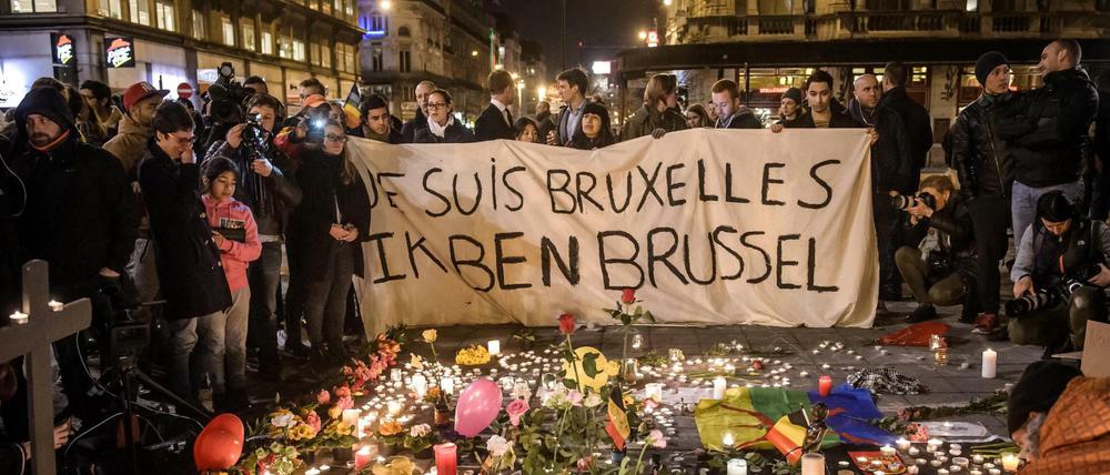 Der öffentliche Raum, auch ein Ort der Solidarität: Dienstagabend am Börsenplatz in Brüssel. 