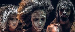 Mehl, Kaffee, Kurkuma. Mit dem Pulver sehen die Tänzer der Kompagnie von Lia Rodrigues alle gleich aus. 