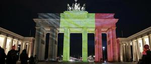 Das Brandenburger Tor in Berlin wird in den Farben der belgischen Trikolore angestrahlt. Nach den Terroranschlägen in der belgischen Haupstadt Brüssel wird an vielen Orten der Opfer gedacht. 