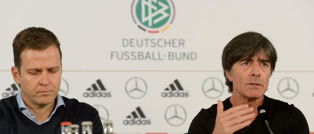 Teammanager Oliver Bierhoff (l.) und Bundestrainer Joachim Löw bei einer Presskonferenz im November 2015 in Barsinghausen.
