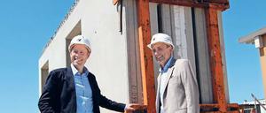 Sozialsenator Mario Czaja (CDU) und Klebl-Werkleiter Gerhard Nopp - bald werden zwischen den Wänden im Hintergrund die ersten Flüchtlinge wohnen.