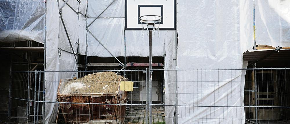 Berlins Schulen modern vor sich hin - der Sanierungsstau könnte der SPD gefährlich werden.