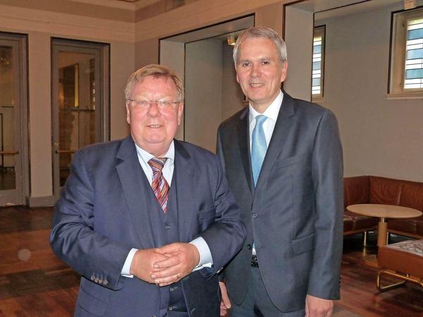 Der ehemalige Stadtrat für Stadtentwicklung Norbert Schmidt (CDU), links im Bild, und sein Nachfolger Frank Mückisch (CDU).