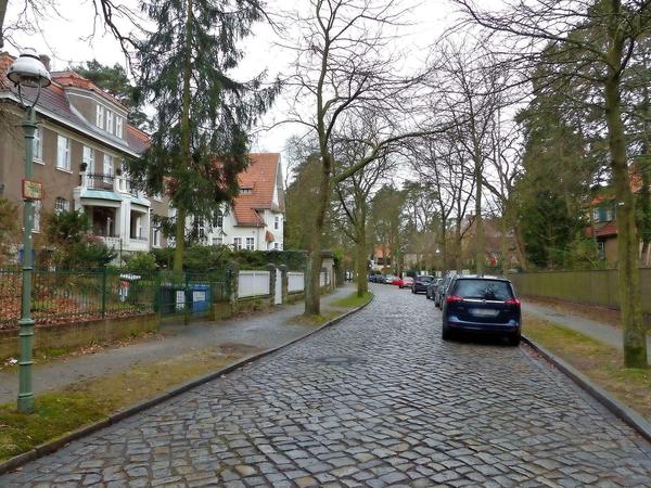 Die Lückhoffstraße in Nikolassee.