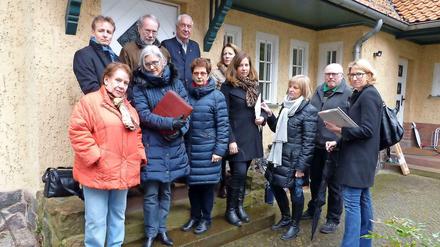 Anwohner und Bürger, die vermuten, dass das Bezirksamt immer mehr Ausnahmen in den Bebauungsplänen zulasse und somit die Gefahr bestehe, dass das gewachsene Bild der Villenkolonie zerstört werde. Das Amt ist da ganz anderer Ansicht und sagt: Im Gegenteil, man wolle den Bestand erhalten. Alle Personen auf dem Bild waren einverstanden mit dem Foto, wollten aber nicht namentlich genannt werden.