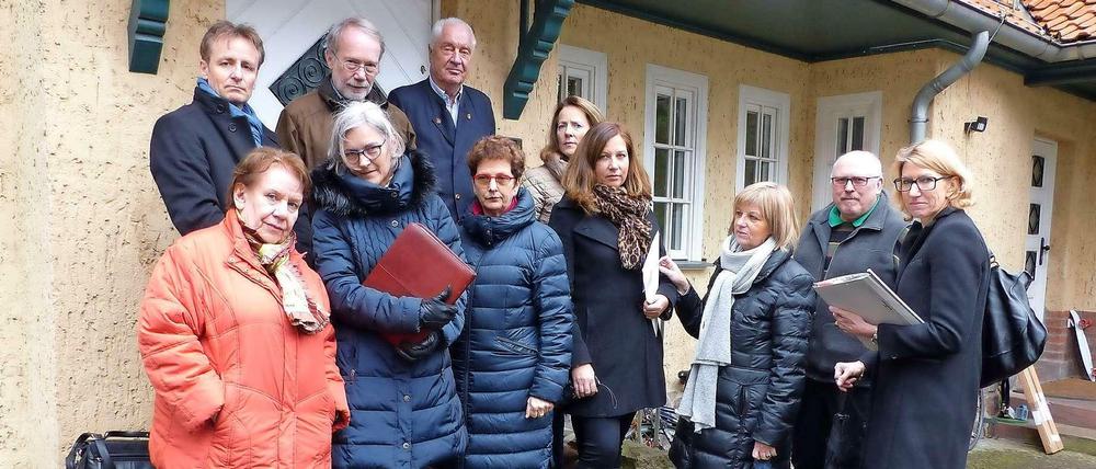 Anwohner und Bürger, die vermuten, dass das Bezirksamt immer mehr Ausnahmen in den Bebauungsplänen zulasse und somit die Gefahr bestehe, dass das gewachsene Bild der Villenkolonie zerstört werde. Das Amt ist da ganz anderer Ansicht und sagt: Im Gegenteil, man wolle den Bestand erhalten. Alle Personen auf dem Bild waren einverstanden mit dem Foto, wollten aber nicht namentlich genannt werden.