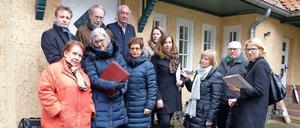 Anwohner und Bürger, die vermuten, dass das Bezirksamt immer mehr Ausnahmen in den Bebauungsplänen zulasse und somit die Gefahr bestehe, dass das gewachsene Bild der Villenkolonie zerstört werde. Das Amt ist da ganz anderer Ansicht und sagt: Im Gegenteil, man wolle den Bestand erhalten. Alle Personen auf dem Bild waren einverstanden mit dem Foto, wollten aber nicht namentlich genannt werden.