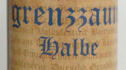 Eine Bierflasche der Sorte "Grenzzaun Halbe". Nach heftigen Protesten hat die Brauerei Röhrl in Straubing (Bayern) die Sorte vom Markt genommen.