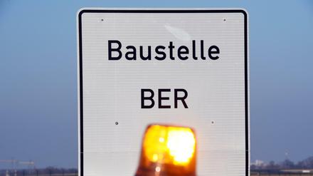 Baustellenschild am Hauptstadtflughafen BER