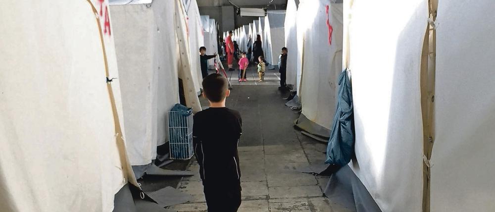 Nicht alle Flüchtlinge kommen in ihren Unterkünften an, wie dieser Junge in einem Hangar im ehemaligen Flughafen Tempelhof in Berlin. 