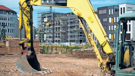 430.000 Neubauwohnungen werden pro Jahr nach Berechnungen des Instituts der deutschen Wirtschaft Köln benötigt. Zum Teil gibt es für sie nur temporären Bedarf – viele Flüchtlinge könnten nach 10 bis 15 Jahren zurück in ihre Heimatländer ziehen. 