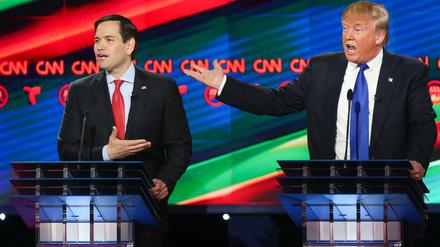 Der US-Präsidentschaftskandidat der Republikaner Marco Rubio (l) griff seinen Mitbewerber Donald Trump in einer CNN-Debatte mehrfach verbal an.