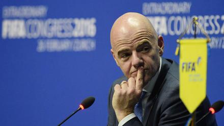 Neue Transparenz? Gianni Infantino lässt auf seiner ersten Pressekonferenz als Fifa-Präsident vier Nachfragen zu.