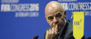 Neue Transparenz? Gianni Infantino lässt auf seiner ersten Pressekonferenz als Fifa-Präsident vier Nachfragen zu.
