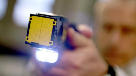 Taser lähmen die Muskulatur des Gegenüber mit Stromstößen von 50.000 Volt.