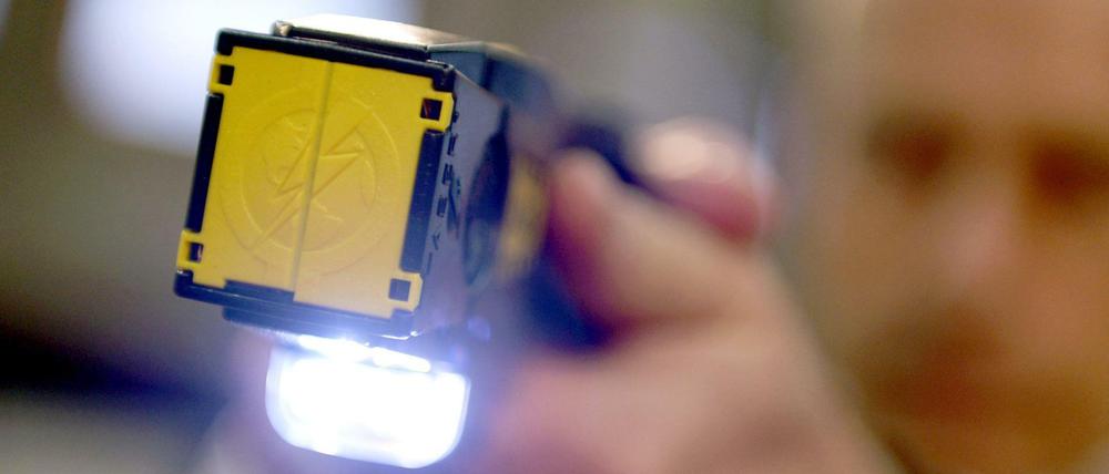 Taser lähmen die Muskulatur des Gegenüber mit Stromstößen von 50.000 Volt.
