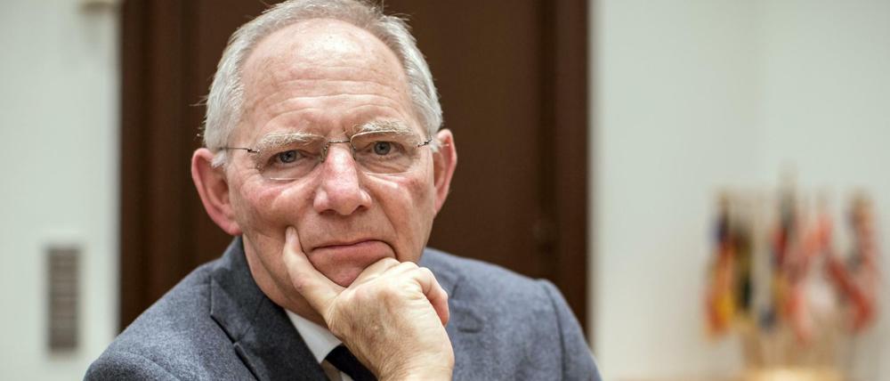 Bundesfinanzminister Wolfgang Schäuble (CDU) erklärt seine Position in der Flüchtlingspolitik.