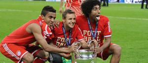 Der letzte Pokal in dieser Saison? Luiz Gustavo(links) und Dante (rechts) könnten das DFB-Pokalfinale in Berlin gegen den VfB Stuttgart verpassen, wenn der brasilianische Verband weiter auf ihr rechtzeitiges Erscheinen drängt.