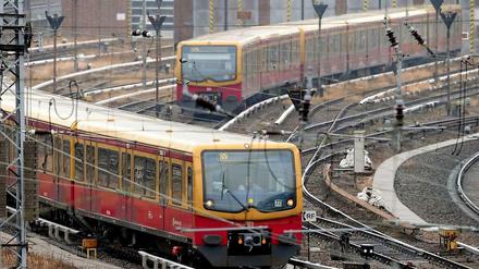 Mit Pünktlichkeit: Die S-Bahn will sich (wieder) „in die Herzen“ der Berliner fahren.  