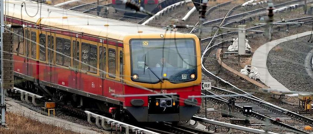 Mit Pünktlichkeit: Die S-Bahn will sich (wieder) „in die Herzen“ der Berliner fahren.