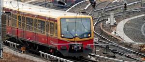 Mit Pünktlichkeit: Die S-Bahn will sich (wieder) „in die Herzen“ der Berliner fahren.
