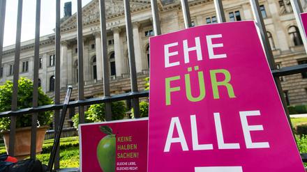 Ein Schild mit der Aufschrift "Ehe für Alle" lehnt am Zaun des Bundesrates in Berlin.
