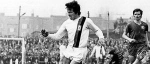 Achtung, Grätsche! Jupp Heynckes muss sich hier 1971 im DFB-Pokal-Viertelfinale gegen den Düsseldorfer Egon Köhnen durchsetzen. 