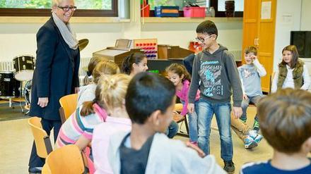 Ein Flüchtlingsjunge aus Syrien nimmt an einer bayerischen Schule am Musikunterricht teil.