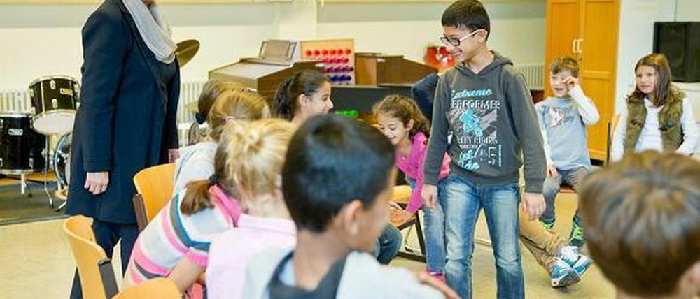 Ein Flüchtlingsjunge aus Syrien nimmt an einer bayerischen Schule am Musikunterricht teil.