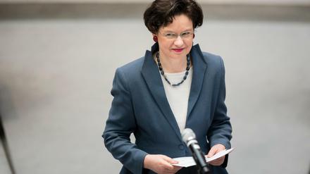 Die Juristin und Bildhauerin, Maja Smoltczyk, steht nach ihrer Wahl zur Berliner Beauftragten für Datenschutz und Informationsfreiheit im Plenarsaal des Abgeordnetenhauses.
