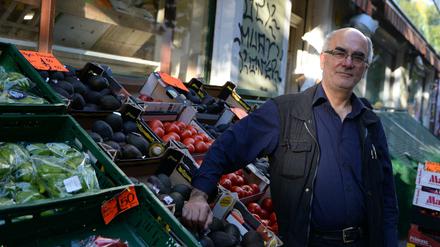 Der Gemüsehändler Ahmet Caliskan vor seinem Laden Bizim Bakkal im Wrangelkiez. Offenbar muss er sein Geschäft jetzt doch schließen.