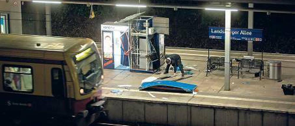Gesprengt. Polizisten sichern am S-Bahnhof Landsberger Allee an einem Geldautomaten Spuren.