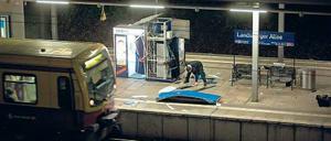Gesprengt. Polizisten sichern am S-Bahnhof Landsberger Allee an einem Geldautomaten Spuren.