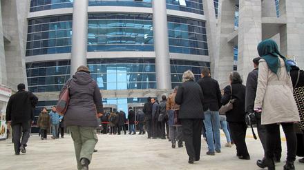 Eine Menschenschlange bildete sich vor dem Gebäude im Stadtteil Kartal in Istanbul, in dem Sürücü-Fall verhandelt wird.