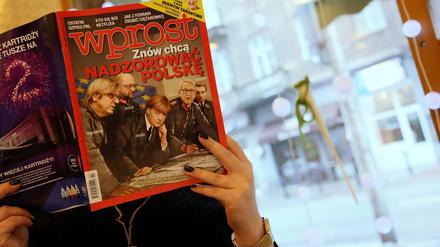 Nach kritischen Äußerungen deutscher EU-Politiker über Polen zeigte ein polnisches Magazin Kanzlerin Angela Merkel in Hitler-Pose, umgeben von EU-Politikern als Wehrmachtsgenerälen.