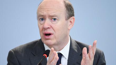 Keine leichte Aufgabe: John Cryan muss einen Rekordverlust verkünden.