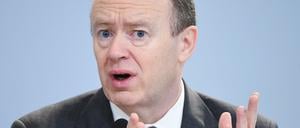 Keine leichte Aufgabe: John Cryan muss einen Rekordverlust verkünden.