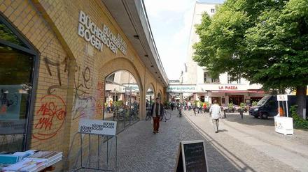 Für einen Abend wird die die seit 35 Jahren bestehende Buchhandlung Bücherbogen am Savignyplatz zum Kino.