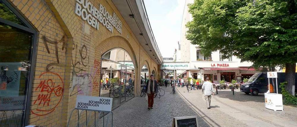 Für einen Abend wird die die seit 35 Jahren bestehende Buchhandlung Bücherbogen am Savignyplatz zum Kino.