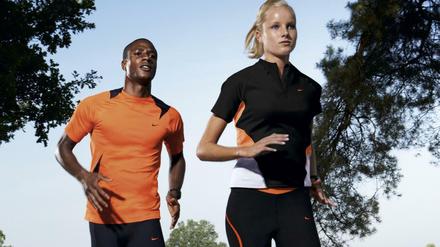 Schweißtreibende Tätigkeit. Beim Sport gerät man schnell ins Schwitzen. Ein Sensor, den US-Forscher entwickelt haben, kann aus der Flüssigkeit herauslesen, ob es dem Körper gut geht. 