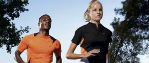 Schweißtreibende Tätigkeit. Beim Sport gerät man schnell ins Schwitzen. Ein Sensor, den US-Forscher entwickelt haben, kann aus der Flüssigkeit herauslesen, ob es dem Körper gut geht. 