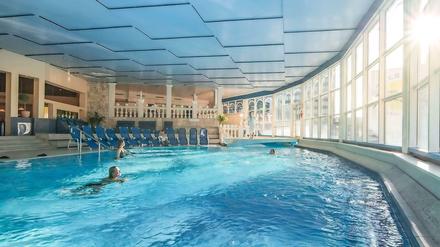 Die Thermen am Europa-Center auf einem Werbebild, das vor dem Brand entstand. Das große Becken im Atrium ist nicht von den Sperrungen betroffen.