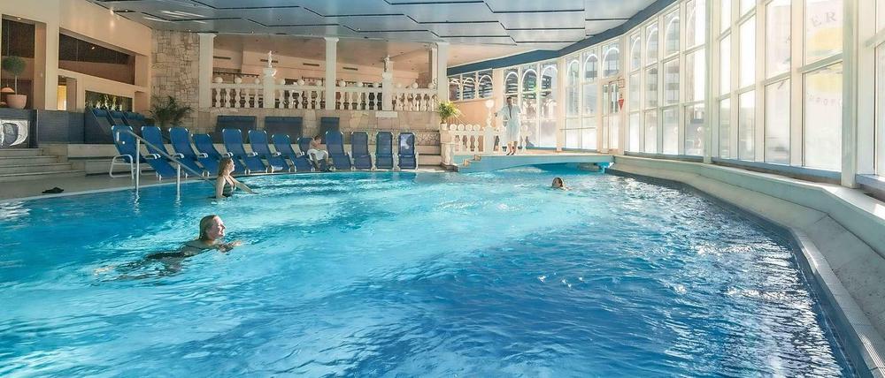 Die Thermen am Europa-Center auf einem Werbebild, das vor dem Brand entstand. Das große Becken im Atrium ist nicht von den Sperrungen betroffen.