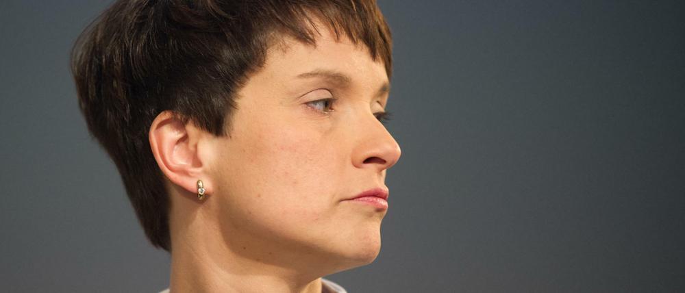 Frauke Petry (AfD) schließt einen Schusswaffengebrauch um Flüchtlinge vor einem Grenzübertritt zu hindern nicht aus.