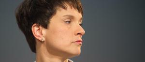 Frauke Petry (AfD) schließt einen Schusswaffengebrauch um Flüchtlinge vor einem Grenzübertritt zu hindern nicht aus.