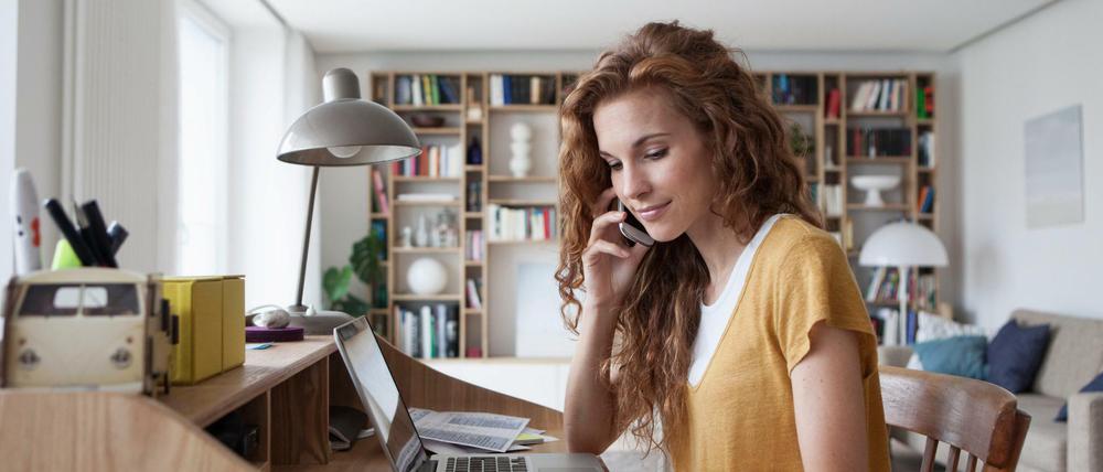 Befürworter loben das Home Office, weil es familienfreundliches Arbeiten und Flexibilität ermöglicht.
