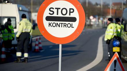 Dänische Polizisten kontrollieren am Grenzübergang Krusau bei Flensburg (Schleswig-Holstein) Reisende.
